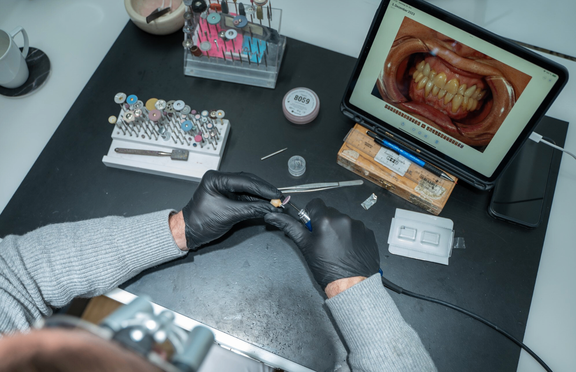 Hände in schwarzen Handschuhen bei der Ausarbeitung